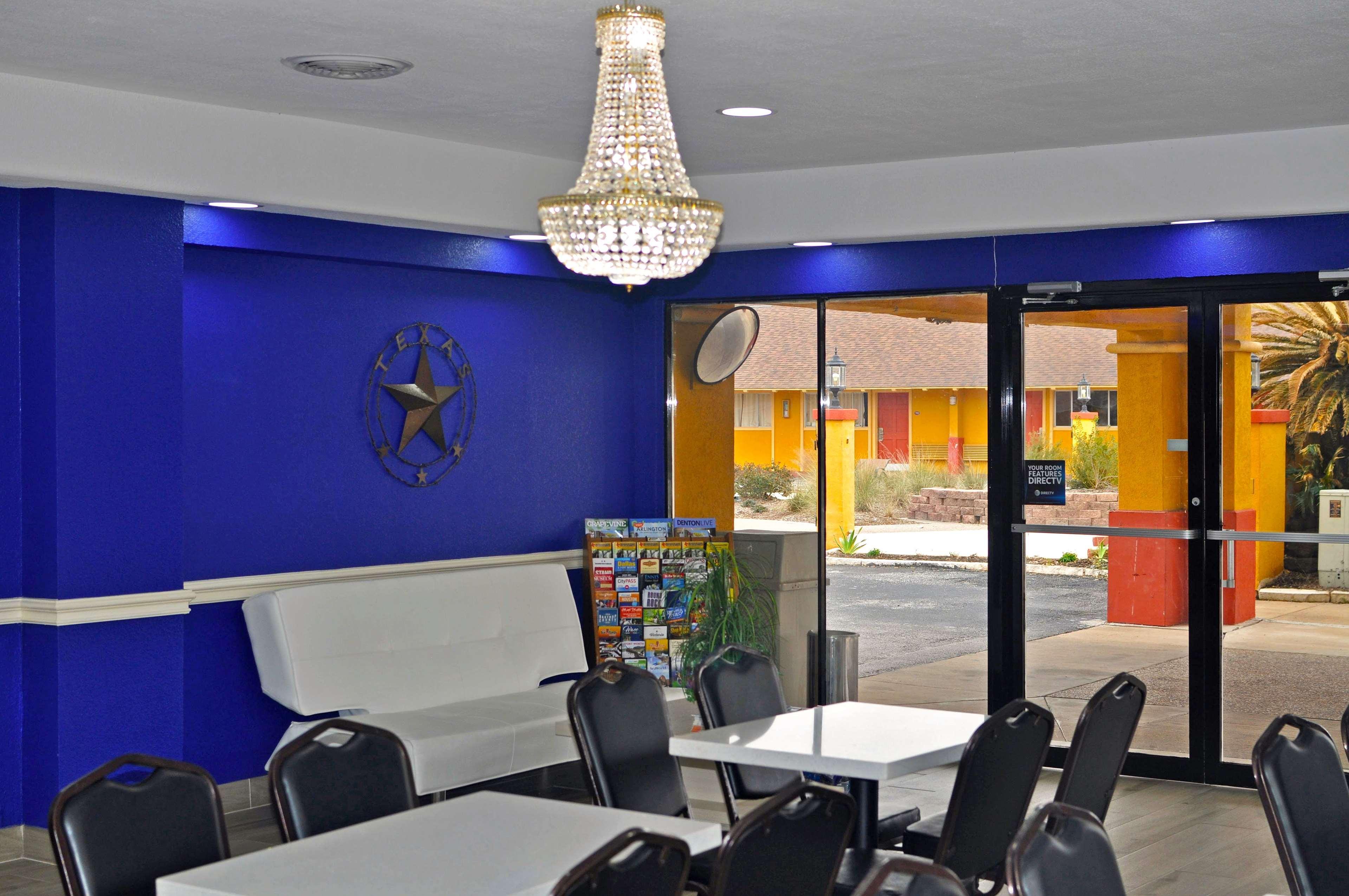 Americas Best Value Inn & Suites Бренем Экстерьер фото