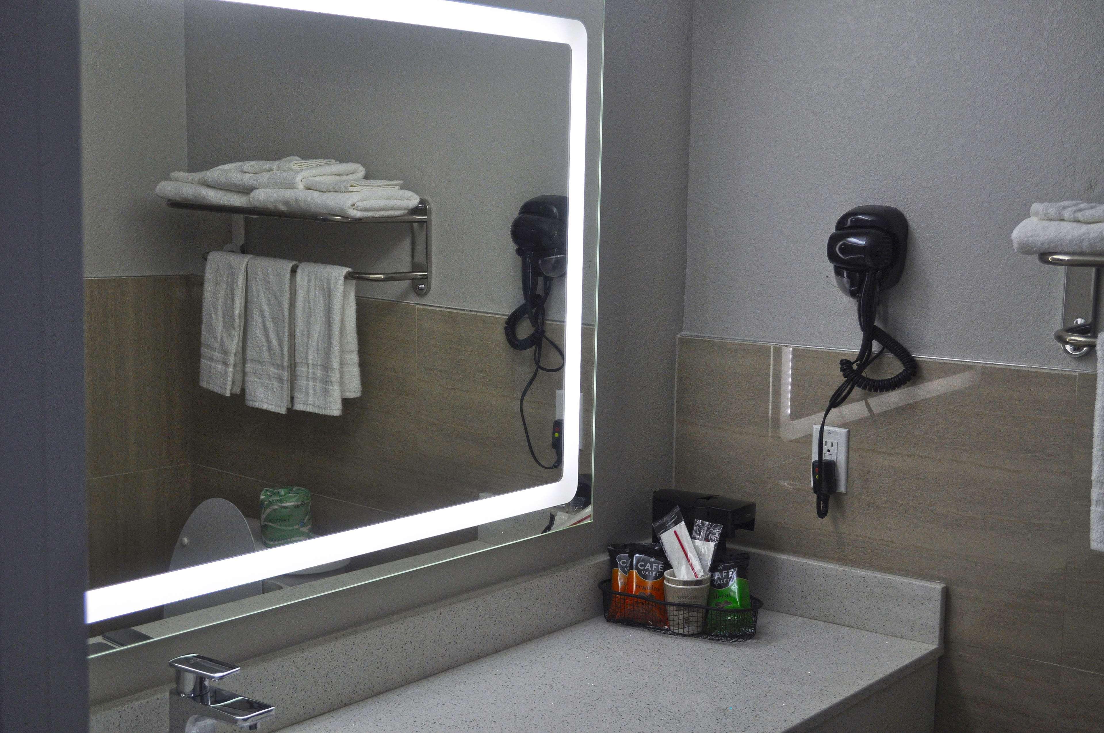 Americas Best Value Inn & Suites Бренем Экстерьер фото