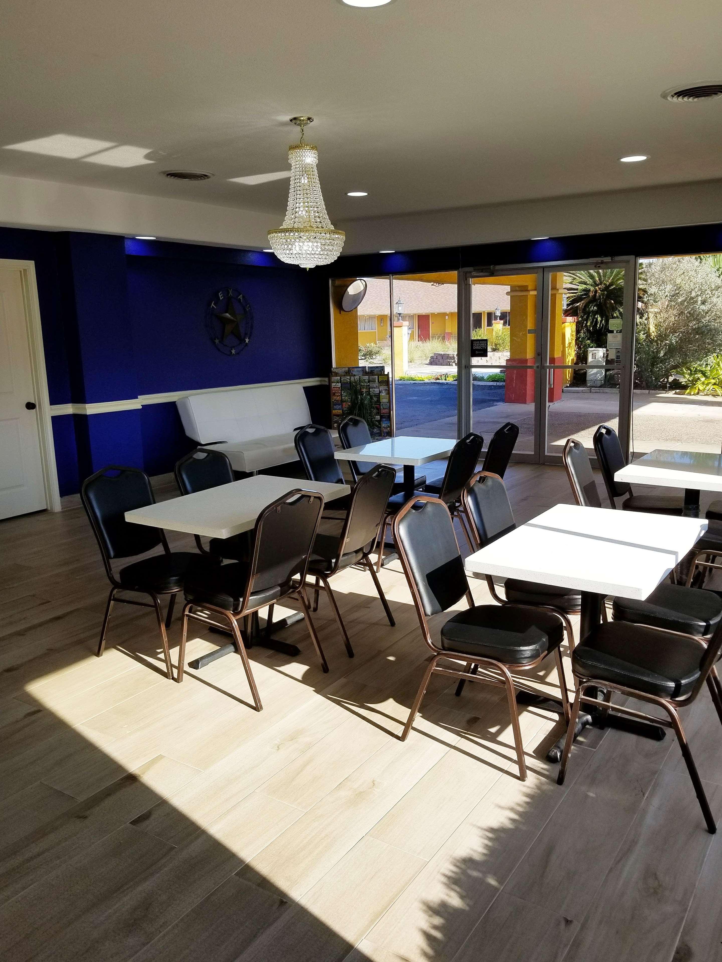 Americas Best Value Inn & Suites Бренем Экстерьер фото