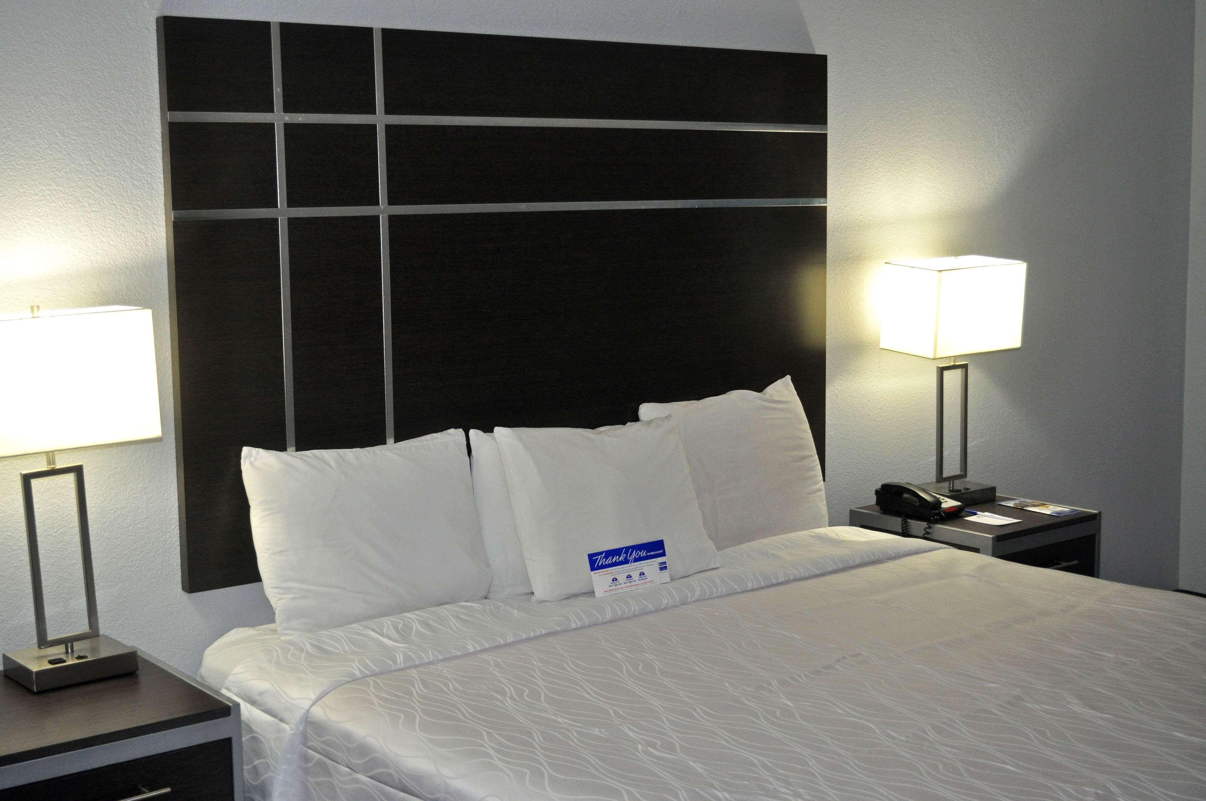 Americas Best Value Inn & Suites Бренем Экстерьер фото