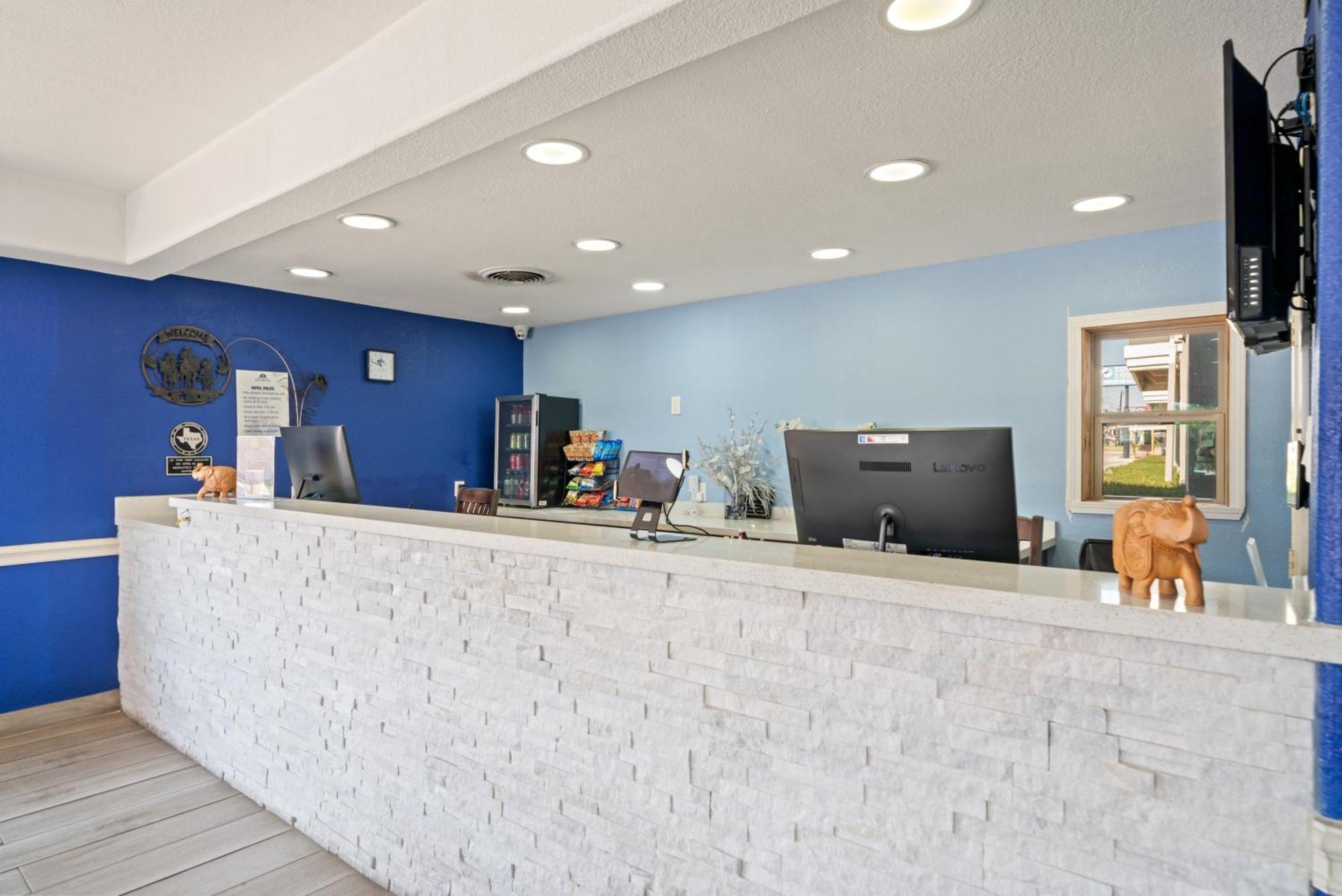 Americas Best Value Inn & Suites Бренем Экстерьер фото