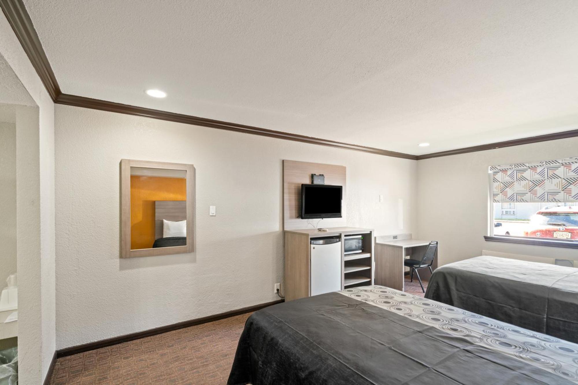 Americas Best Value Inn & Suites Бренем Экстерьер фото