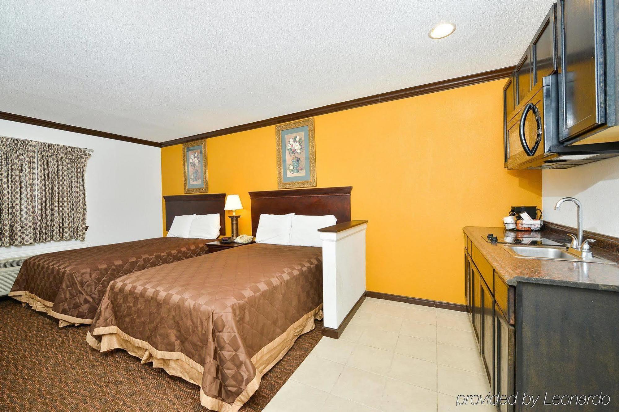 Americas Best Value Inn & Suites Бренем Экстерьер фото